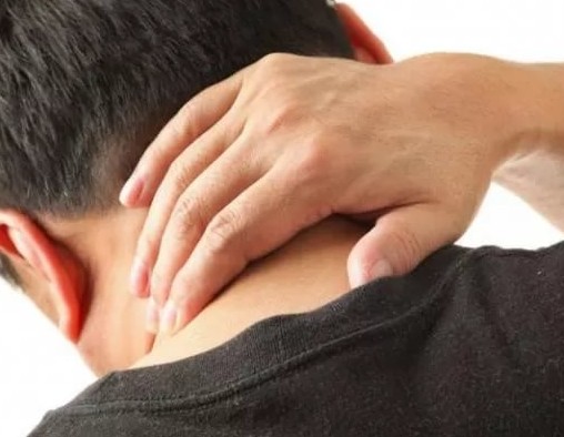 Когда опускаешь голову вниз болит затылок