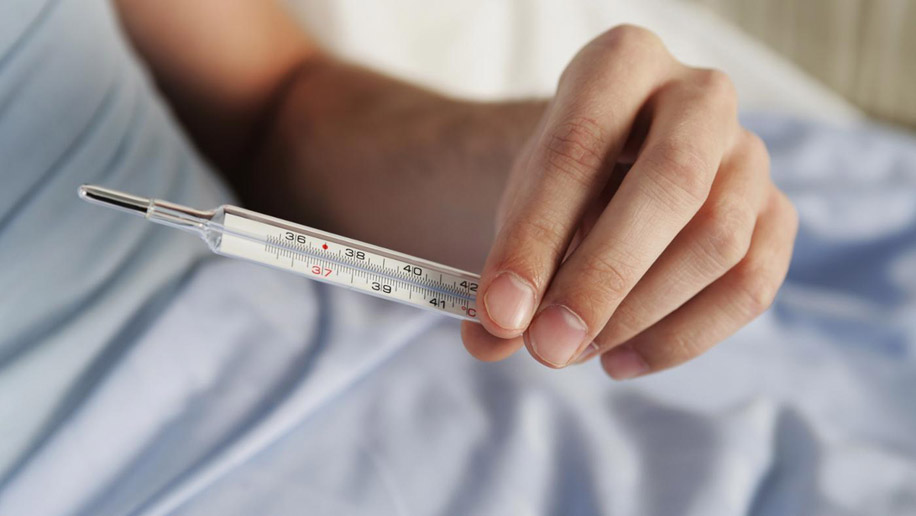 почему при температуре болят глаза и голова