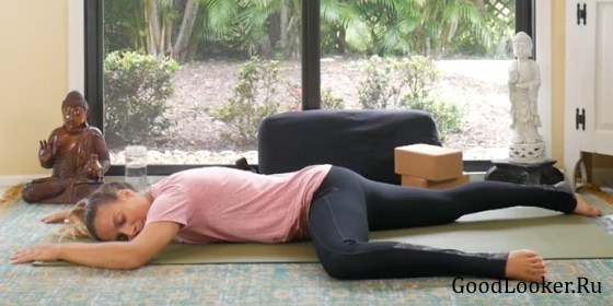 Поза лежа на животе с ногой в сторону